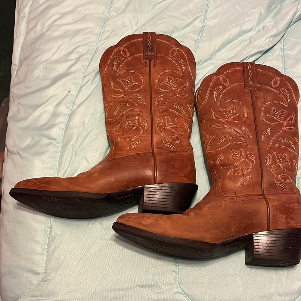 I am selling a leather cowgirl boots